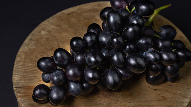 Picture of Extra Large Black Seedless Grapes